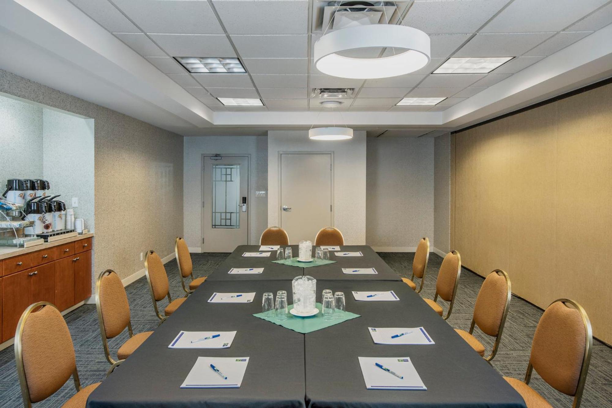 Holiday Inn Express & Suites Medicine Hat By Ihg Buitenkant foto