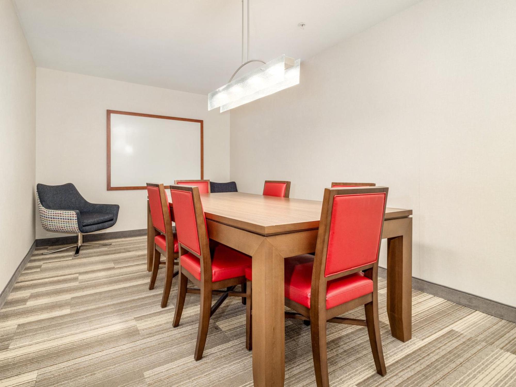 Holiday Inn Express & Suites Medicine Hat By Ihg Buitenkant foto