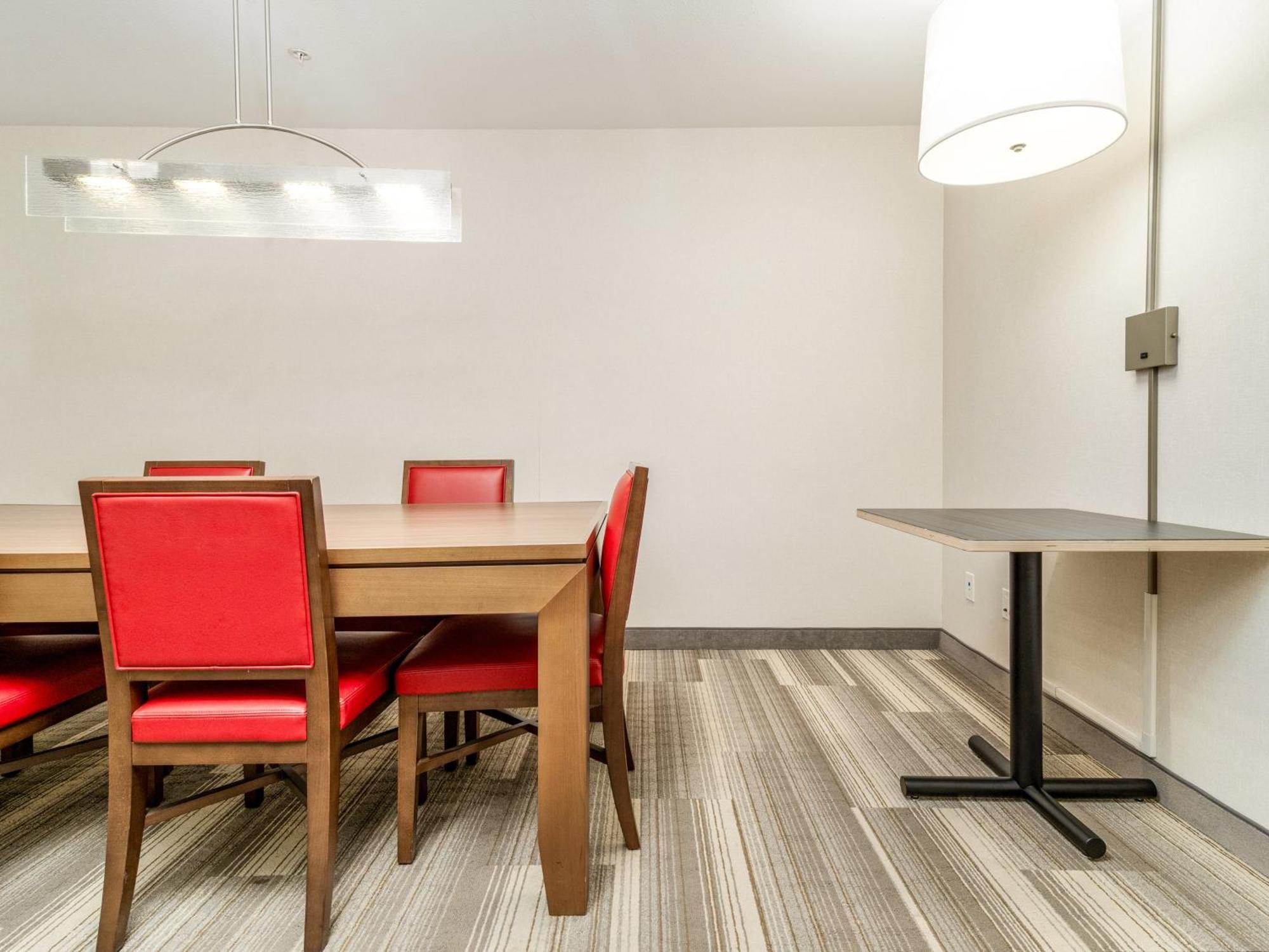 Holiday Inn Express & Suites Medicine Hat By Ihg Buitenkant foto