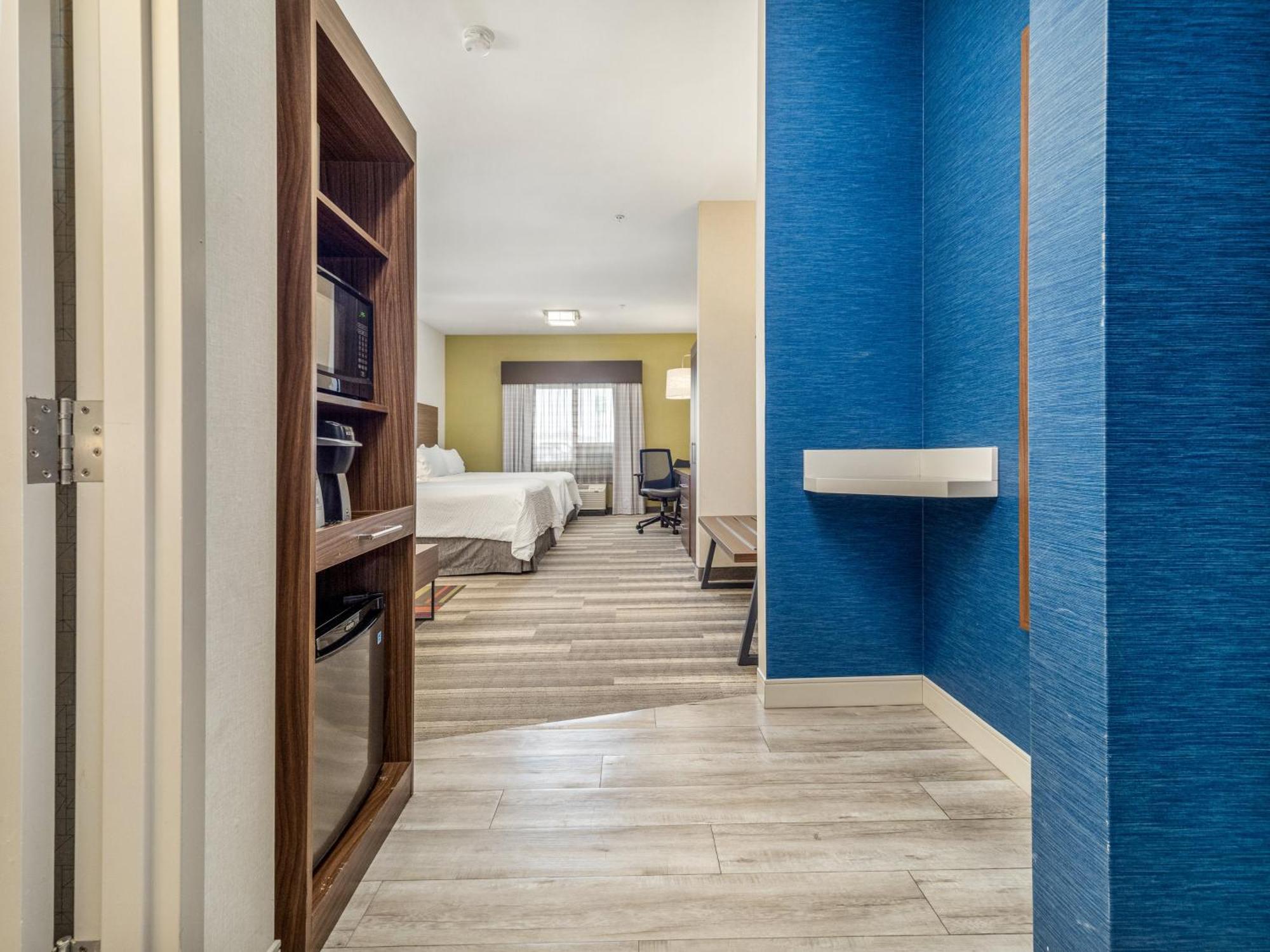 Holiday Inn Express & Suites Medicine Hat By Ihg Buitenkant foto