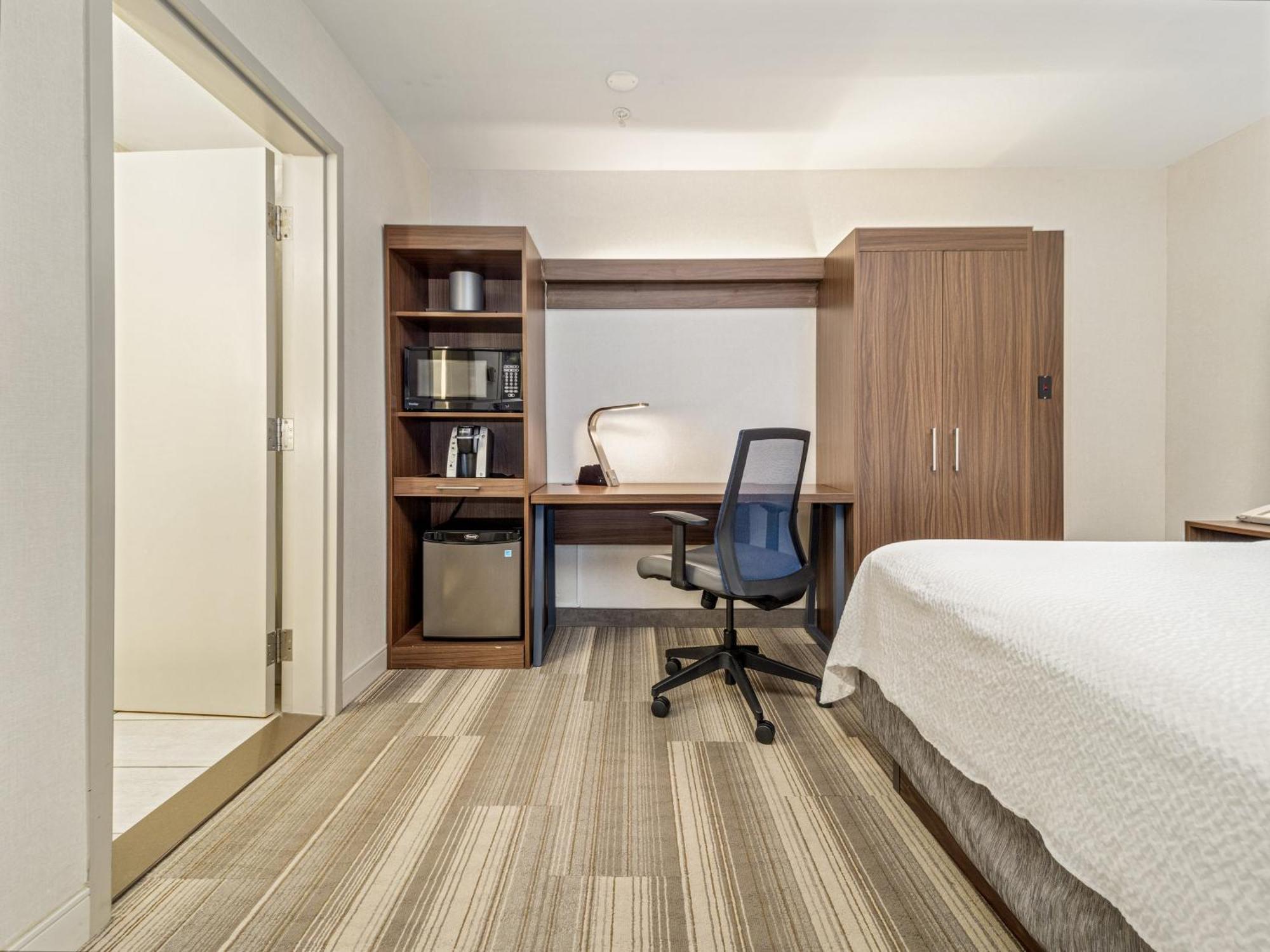 Holiday Inn Express & Suites Medicine Hat By Ihg Buitenkant foto