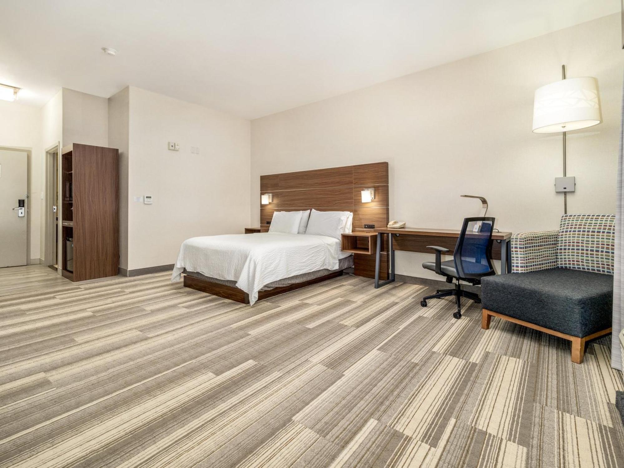 Holiday Inn Express & Suites Medicine Hat By Ihg Buitenkant foto